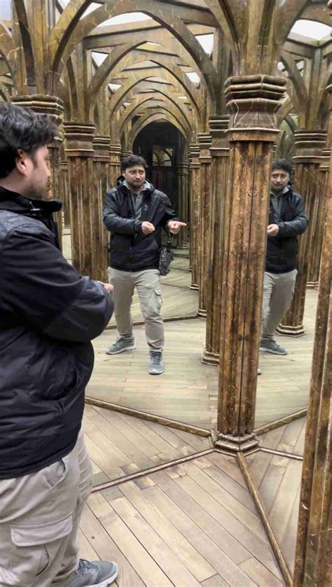 rappresentazione simbolica di un labirinto di specchi che riflettono diverse epoche storiche