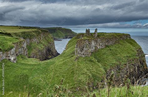 Panorama suggestivo di un paesaggio rurale irlandese con rovine storiche