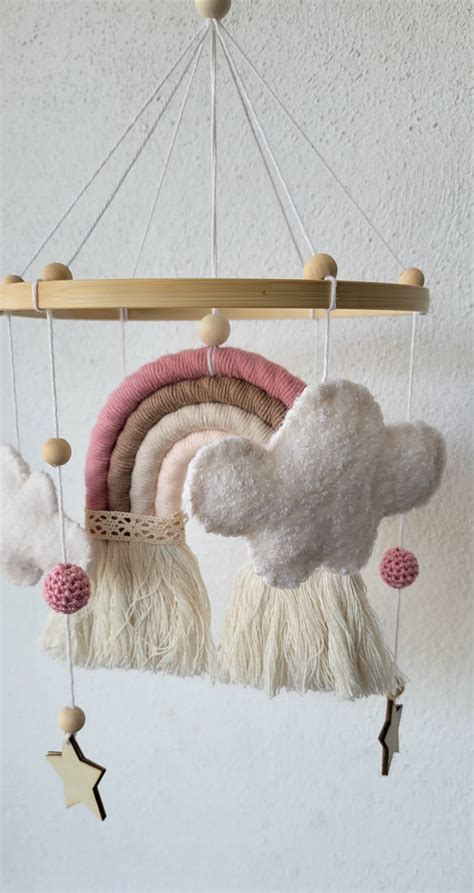 Giostrina per culla con arcobaleno e nuvole in feltro