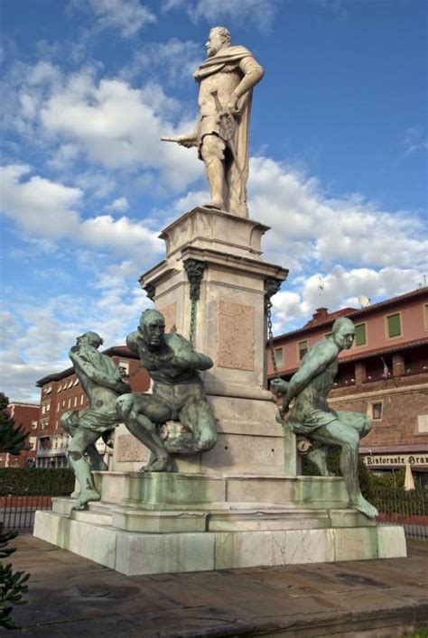 veduta panoramica del monumento dei Quattro Mori a Livorno in Piazza Micheli