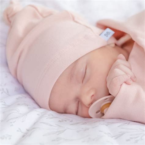 neonato con cappellino