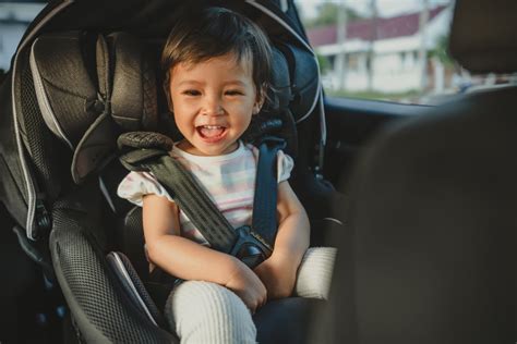 Bambino assicurato correttamente nel seggiolino auto con sistema a 5 punti