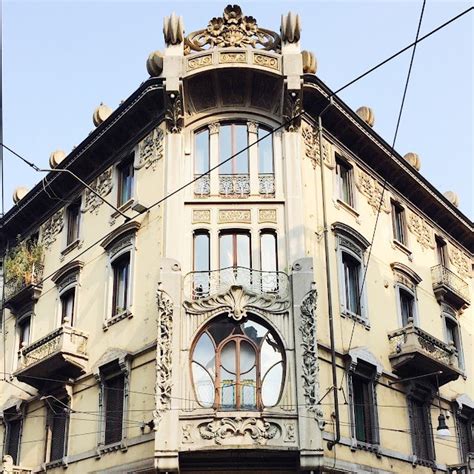 veduta panoramica di un edificio emblematico dello stile Liberty con decorazioni floreali in facciata