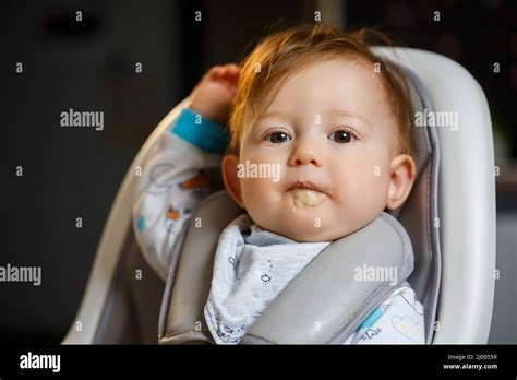 Bambino seduto che osserva il cibo