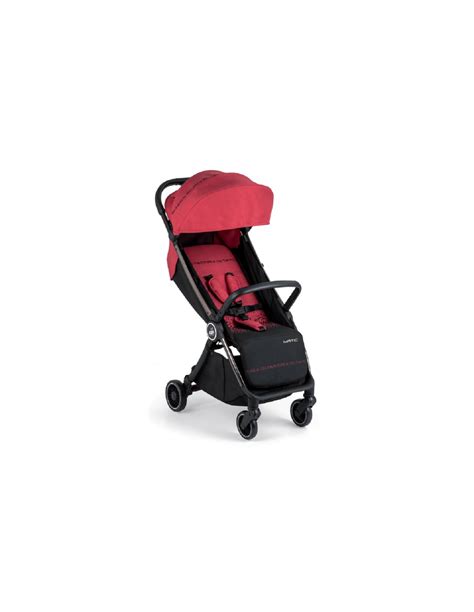 Passeggino Plebani Poni Go in colore rosso su sfondo urbano