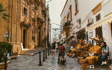 Il centro storico di Gallipoli con i suoi palazzi antichi e la vista sul Mar Ionio