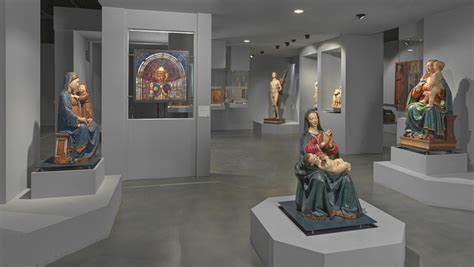 Veduta di una sala del Museo Civico Emanuele Barba con reperti medici