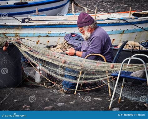 Pescatore che utilizza reti da pesca in una zona di barriera corallina