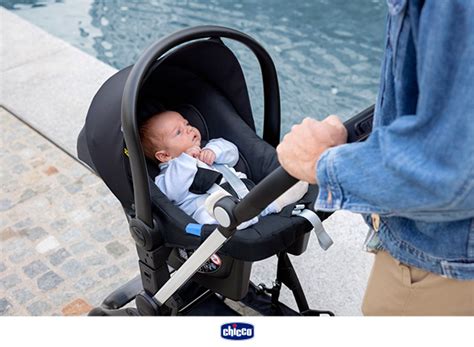 Dettaglio del sistema di aggancio dell'ovetto sul telaio del passeggino