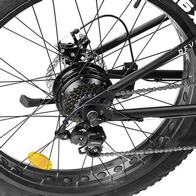 Bici Revoe I-Rius Fat 26 in un contesto urbano e fuoristrada