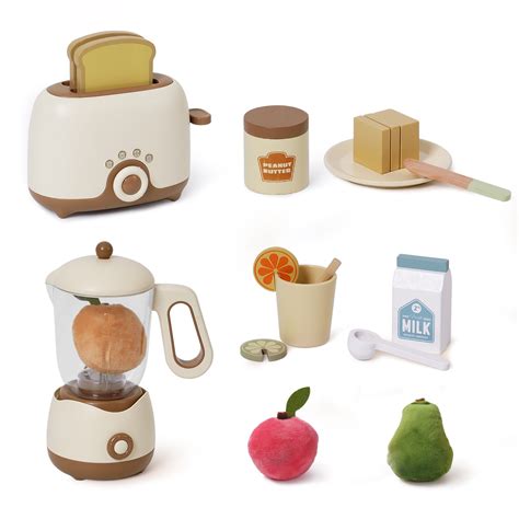 Set di accessori da cucina giocattolo disposti in ordine su un tavolo