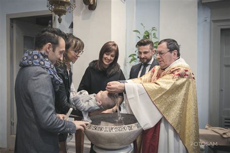 Battesimo invernale: famiglia in chiesa