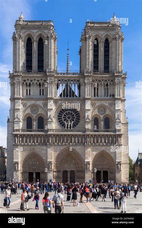 Facciata occidentale di Notre Dame con le torri campanarie