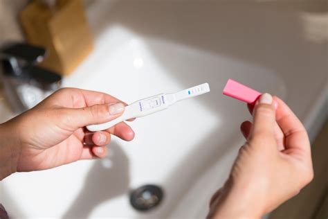 Donne che fanno un test di gravidanza a casa