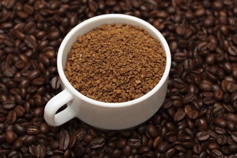Caffè solubile in polvere e grani