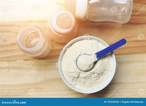 Latte in polvere con cucchiaio