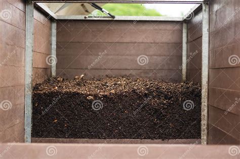 Compost maturo, scuro e friabile, pronto per essere incorporato nel terreno