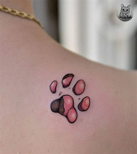 Tatuaggio di una zampa di gatto con artigli