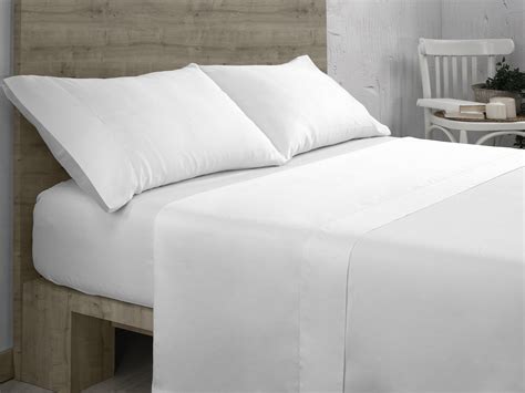 Cameretta neonato con lenzuola bianche e decorazioni delicate