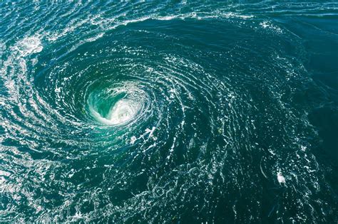 rappresentazione di un vortice marino che esercita una forza di risucchio