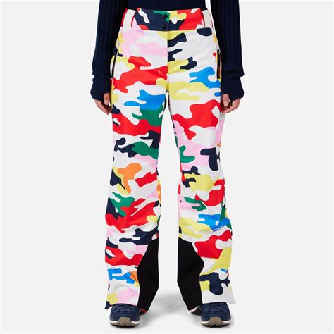 Donna che pulisce pantaloni da sci con spray impermeabilizzante