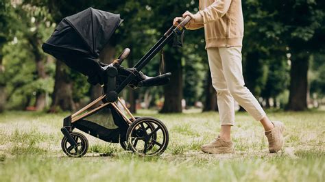 Famiglia felice con passeggino modulare