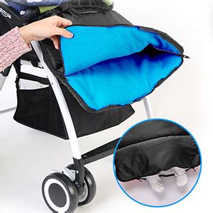 bambino in passeggino con coprigambe confortevole