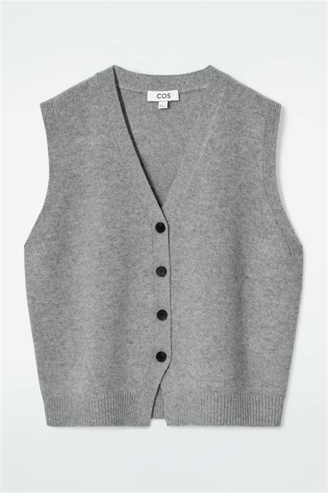 Bambino che indossa un gilet a maglia grigio
