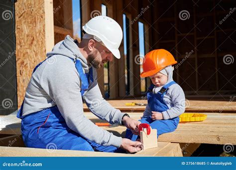 Bambino che costruisce un oggetto in cartone in un laboratorio creativo