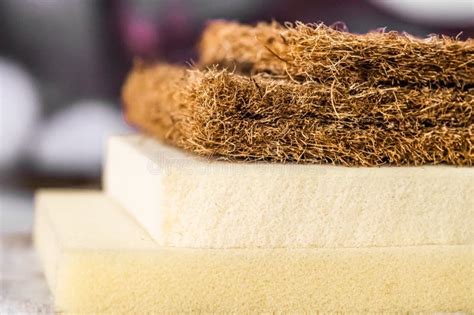 infografica comparativa tra diversi materiali: schiuma, lattice, fibra di cocco e grano saraceno