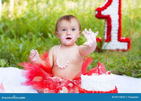 Bambino di un anno che usa l'Acqua di Sirmione Kids