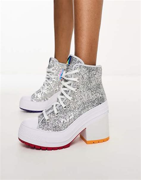 Sneakers Converse argento con dettagli glitterati su fondo neutro