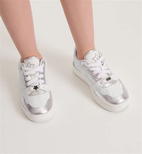Dettaglio ravvicinato di sneaker argentata con texture metallizzata
