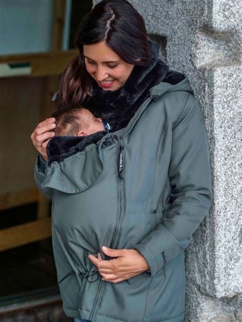 Donna con bambino in fascia e giacca Wallaby Wombat London con collo alto