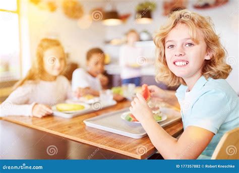 bambini che mangiano in una mensa scolastica
