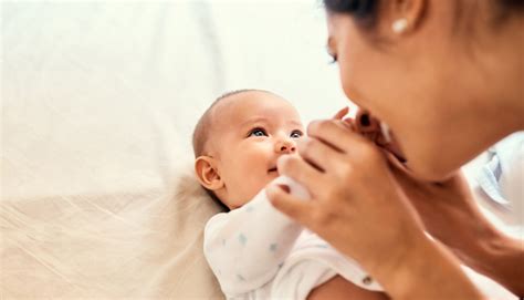 Neonato che fissa il volto del genitore a breve distanza