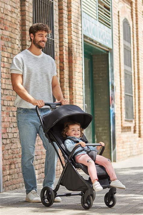 Bambino in passeggino che osserva l'ambiente esterno