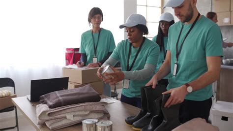 Volontari che distribuiscono aiuti umanitari