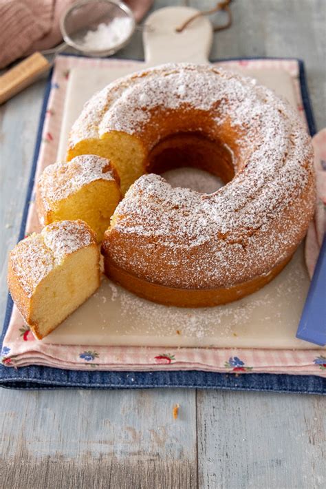 Fetta di ciambellone all'acqua con zucchero a velo