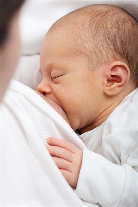 Bambino che beve latte materno