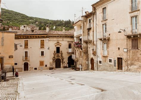 Una piazza di paese siciliano