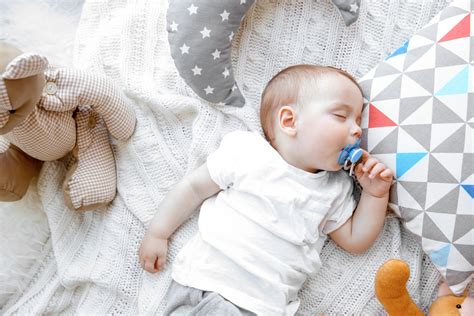 Bambino con ciuccio che dorme serenamente