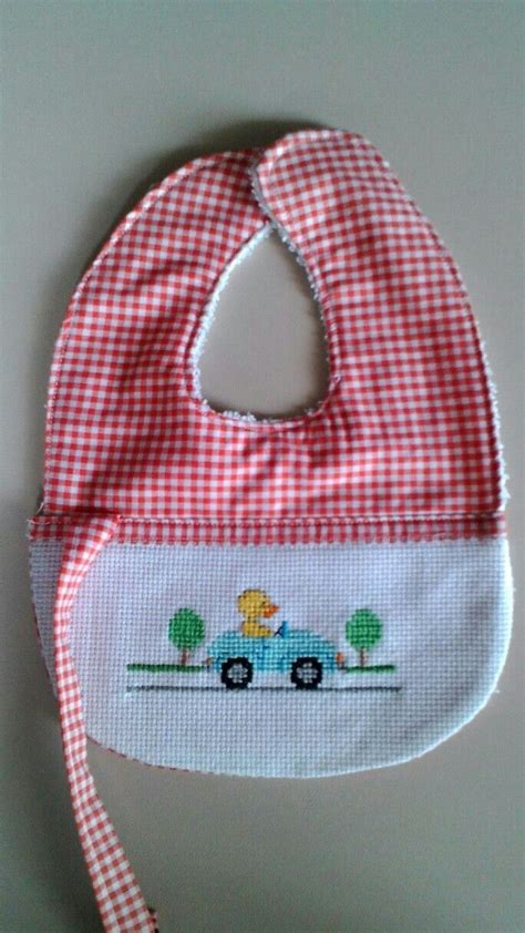 Esempi di ricami creativi su bavaglini