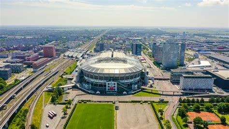 Veduta panoramica della Johan Cruijff Arena di Amsterdam pronta per una notte di Champions League