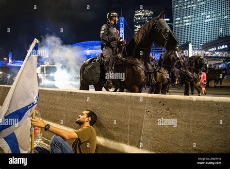 Intervento delle forze dell'ordine a cavallo per disperdere la folla fuori dallo stadio