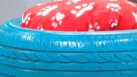 Cuccia per cani realizzata con un vecchio pneumatico colorato