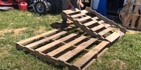 Base della cuccia realizzata con un pallet, con assi aggiunte per chiudere gli spazi