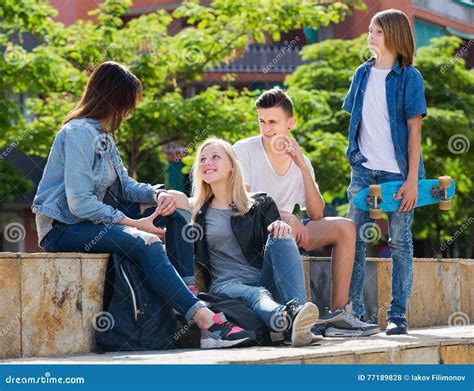 Adolescenti che conversano