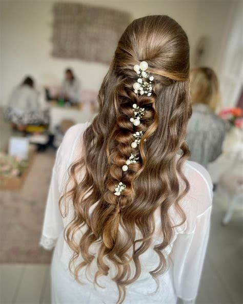 Semiraccolto elegante con treccia a zig zag