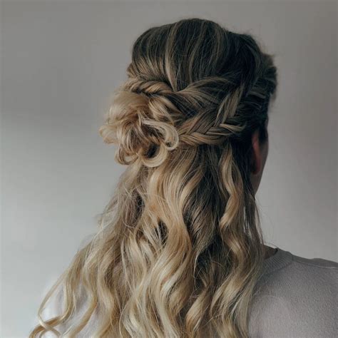 Semiraccolto con trecce stile fantasy